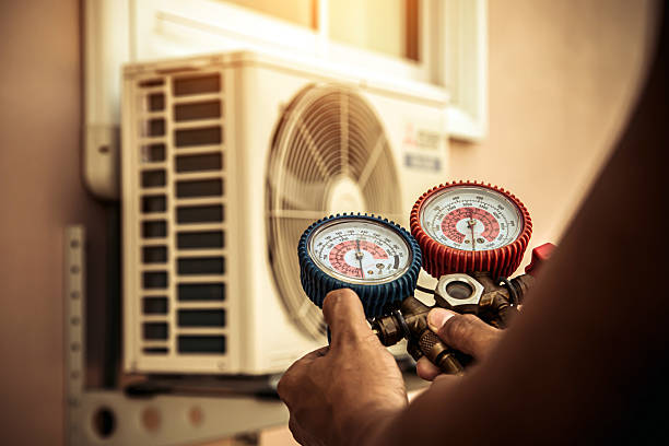 Professional Ac Installation technician working in Mechanicsburg, IL